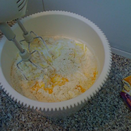 Krok 1 - Rolada biszkoptowa z jogurtowo-śmietankowym kremem stracciatella foto