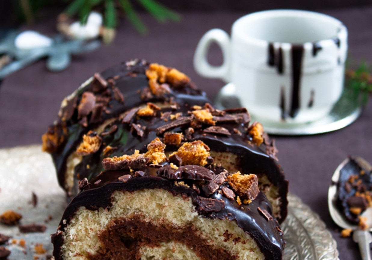 Rolada biszkoptowa z kremem czekoladowym z piernikami foto