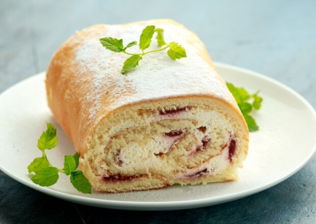 Fotografia przedstawiająca Rolada biszkoptowa z kremem i galaretką