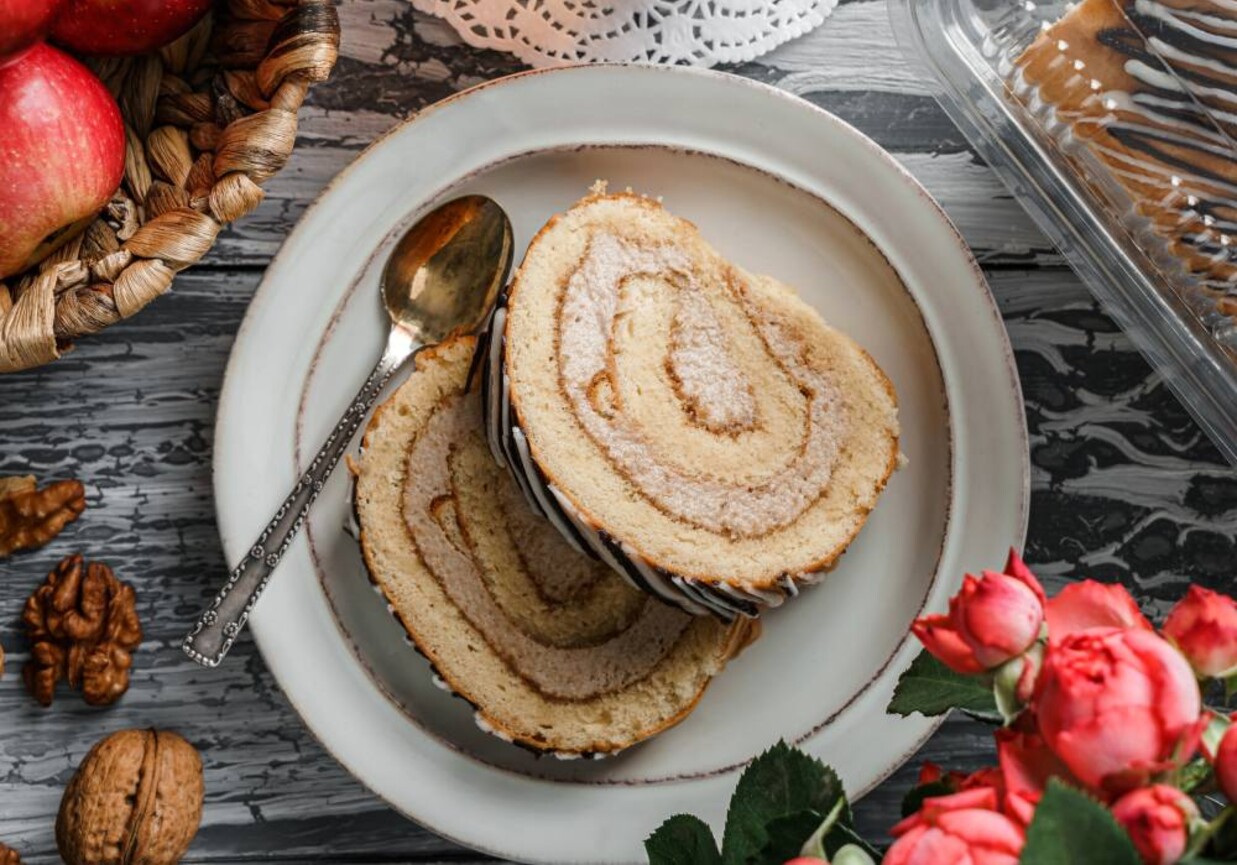 Rolada biszkoptowa z kremem makowym foto