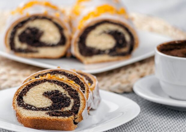 Fotografia przedstawiająca Rolada biszkoptowa z makiem