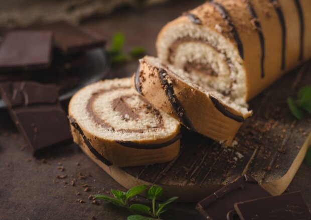 Fotografia przedstawiająca Rolada biszkoptowa z masą kakaową