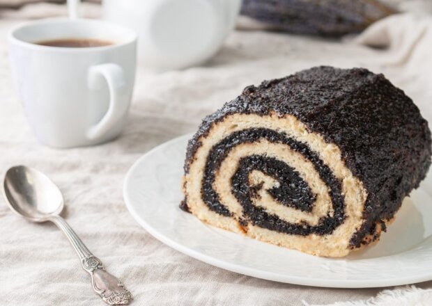 Fotografia przedstawiająca Rolada biszkoptowa z masą makową: "biszkoptowo- czekoladowo- makowy ślimaczek"