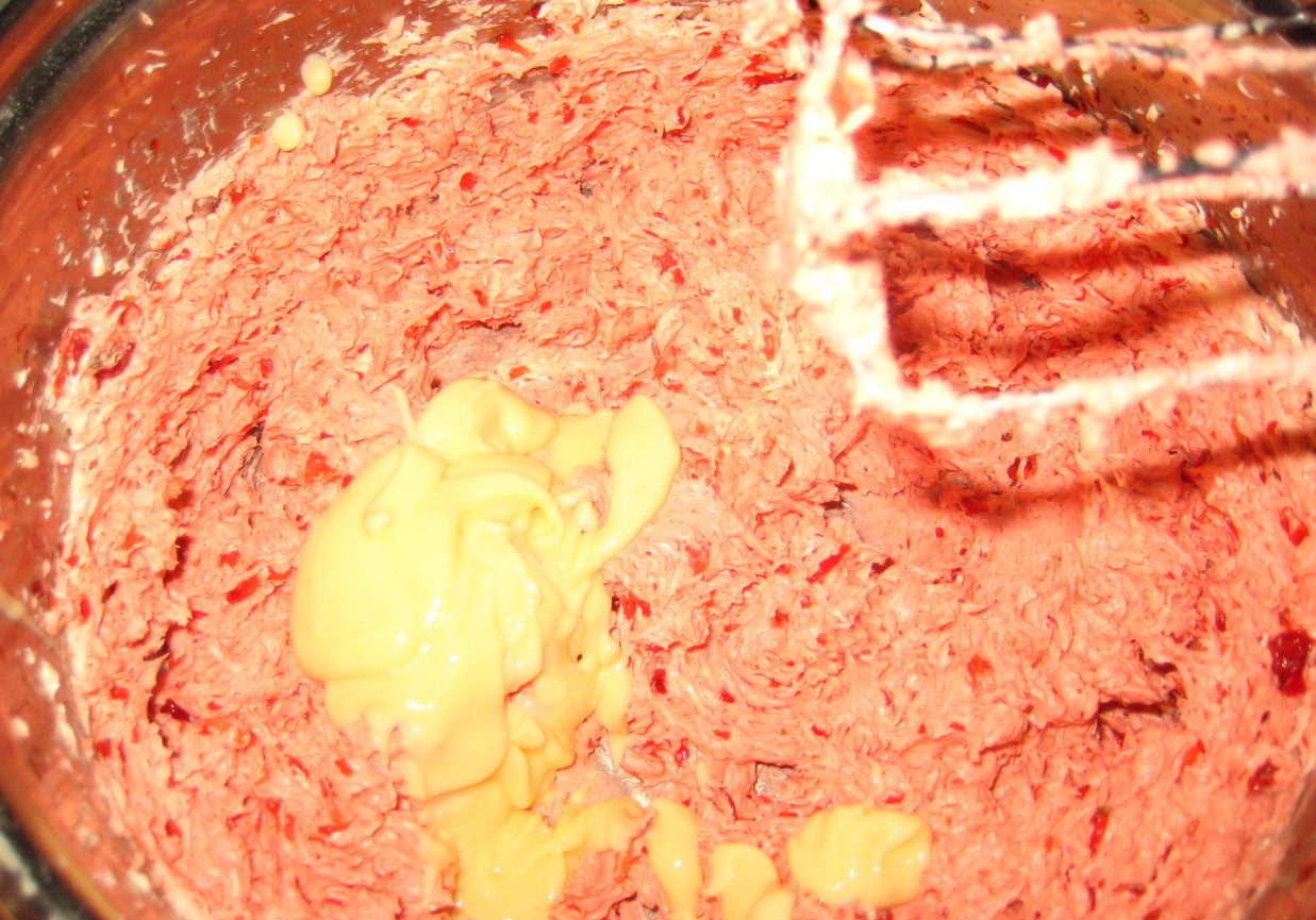 Rolada biszkoptowa z masą truskawkowo-ajerkoniakową. foto