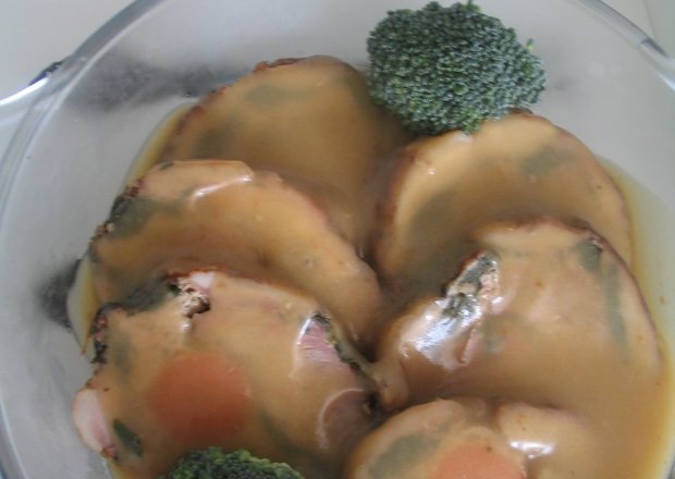 Fotografia przedstawiająca rolada boczkowa ze szpinakiem i marchewką