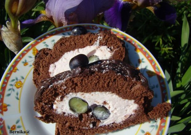 Fotografia przedstawiająca Rolada czekoladowa z borówkami