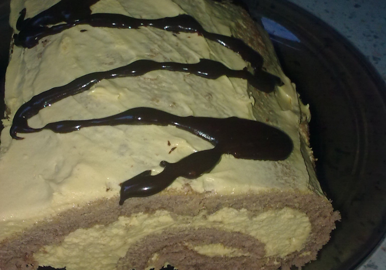 Rolada czekoladowa z kremem krówkowym foto