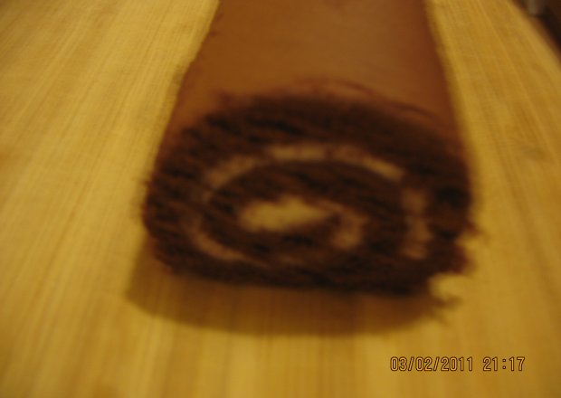 Fotografia przedstawiająca Rolada czekoladowa z kremem orzechowym i bananem