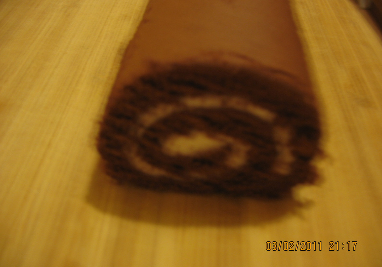 Rolada czekoladowa z kremem orzechowym i bananem foto