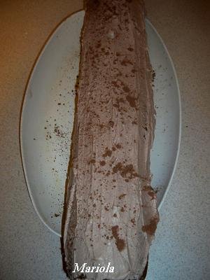 Fotografia przedstawiająca Rolada czekoladowa z kremem śmietankowo-kakaowym