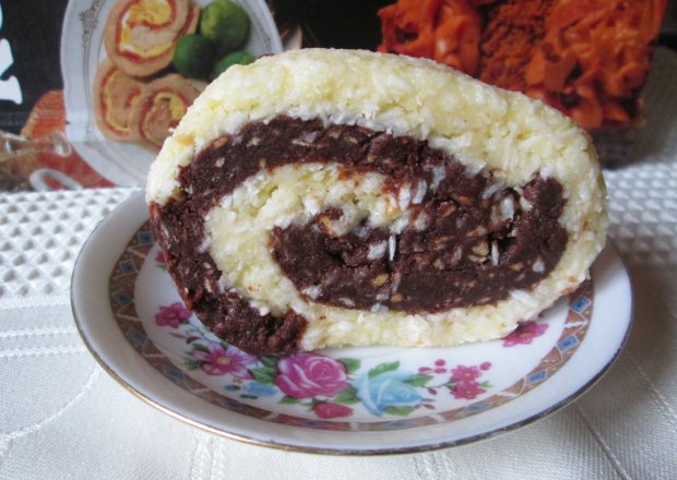 Fotografia przedstawiająca Rolada czekoladowo-kokosowa (bez pieczenia)