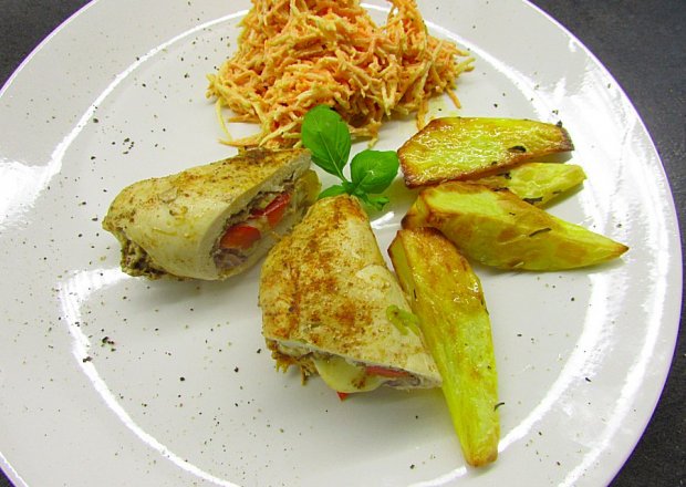 Fotografia przedstawiająca Rolada drobiowa z serem i warzywami
