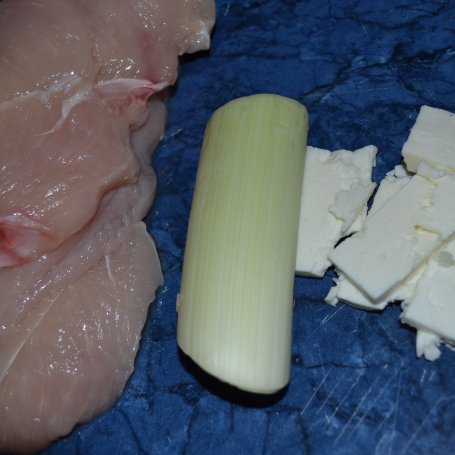 Krok 1 - rolada drobiowa z szpinakiem,serem pleśniowym, papryką i fasolką szparagową otulona szynką prosciutto foto