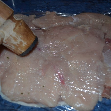 Krok 5 - rolada drobiowa z szpinakiem,serem pleśniowym, papryką i fasolką szparagową otulona szynką prosciutto foto