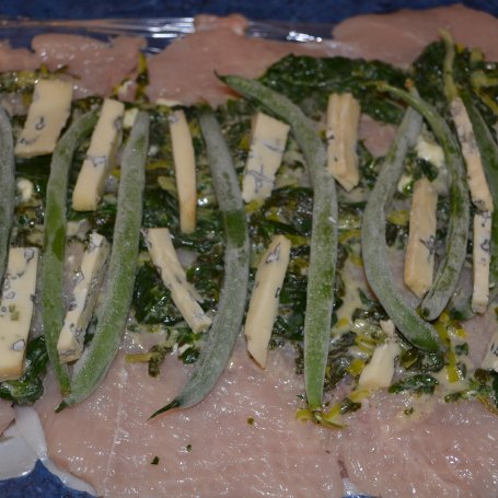 Krok 6 - rolada drobiowa z szpinakiem,serem pleśniowym, papryką i fasolką szparagową otulona szynką prosciutto foto