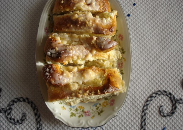 Fotografia przedstawiająca Rolada drożdżowa z serem