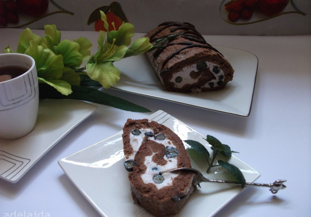 Rolada kakaowa z borówkami  foto