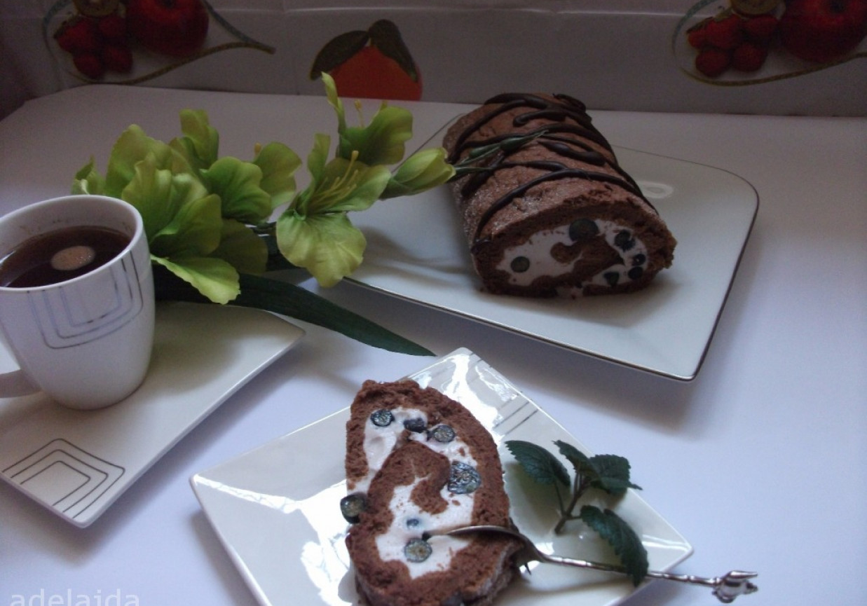 Rolada kakaowa z borówkami  foto