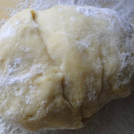 Krok 2 - Rolada krucho - drożdżowa z orzechami włoskimi foto