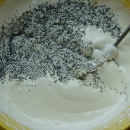 Krok 1 - Rolada makowa z kremem jogurtowym i malinami foto