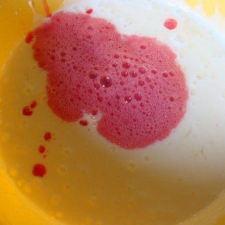 Krok 4 - Rolada makowa z kremem jogurtowym i malinami foto