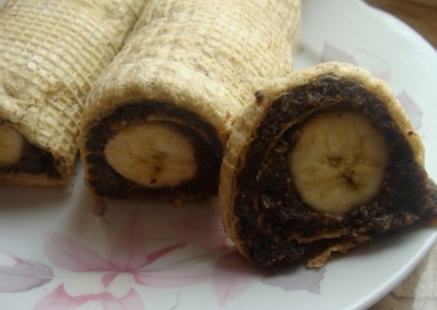 Fotografia przedstawiająca Rolada makowo -bananowa