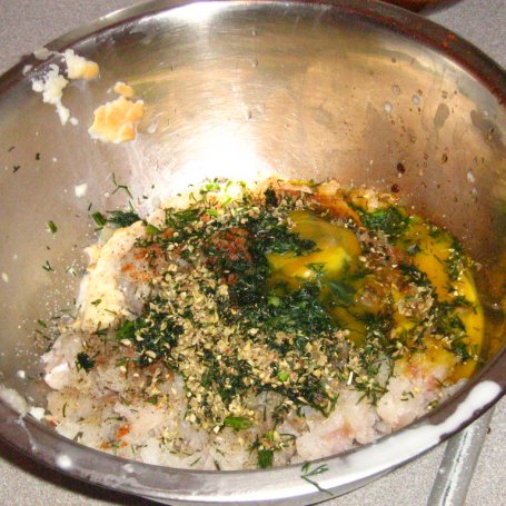 Krok 3 - Rolada rybna z sosem koperkowym i młodą kapustką zasmażaną foto