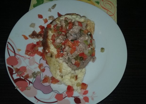 Fotografia przedstawiająca Rolada serowa z mięsem mielonym i warzywami