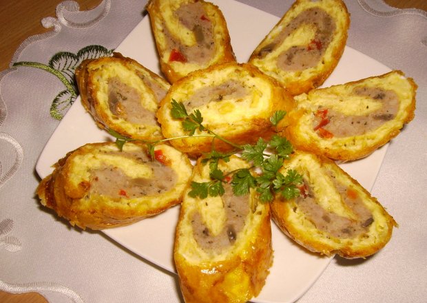Fotografia przedstawiająca Rolada serowa z mięsem, pieczarkami i papryką