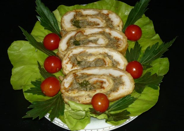 Fotografia przedstawiająca Rolada serowa z pieczarkami