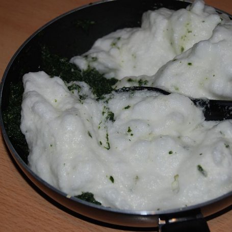 Krok 8 - Rolada szpinakowa z serkiem chrzanowym i łososiem foto