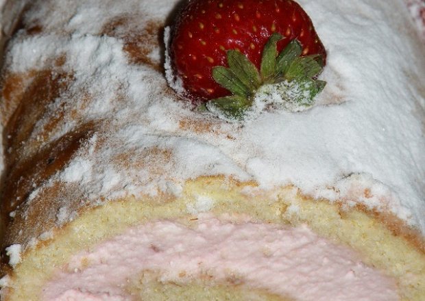 Fotografia przedstawiająca Rolada truskawkowa z bitą śmietaną