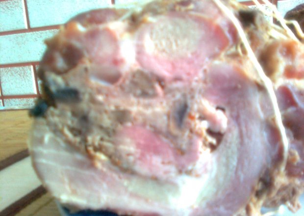 Fotografia przedstawiająca Rolada wieprzowa z mięsem i pieczarkami