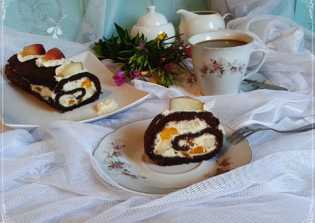 Fotografia przedstawiająca Rolada z białą czekoladą i ciasteczkową  brzoskwinią