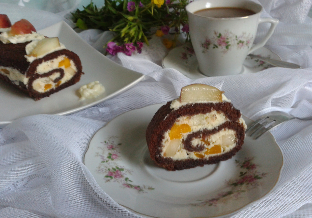 Rolada z białą czekoladą i ciasteczkową  brzoskwinią foto