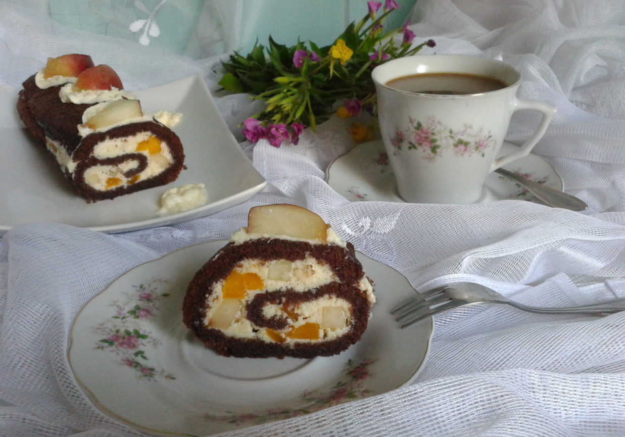 Rolada z białą czekoladą i ciasteczkową  brzoskwinią foto