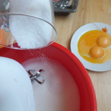 Krok 2 - Rolada z dżemem i galaretkami foto