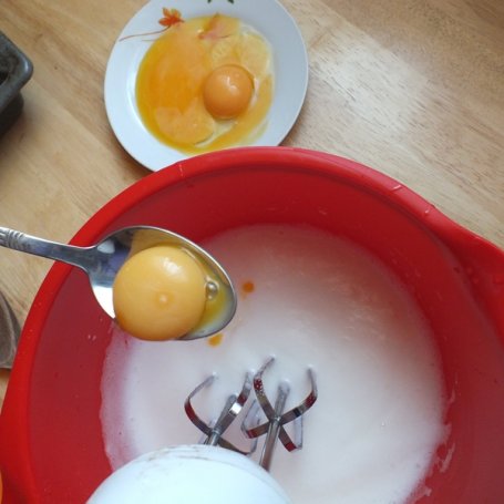 Krok 3 - Rolada z dżemem i galaretkami foto