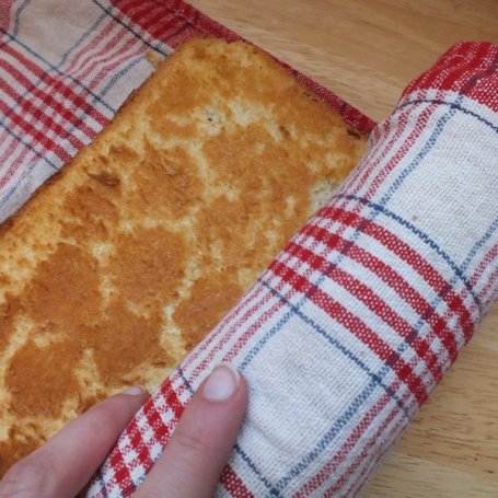 Krok 8 - Rolada z dżemem i galaretkami foto