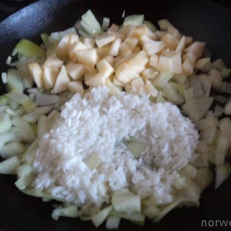 Krok 2 - Rolada z indyka z farszem z ryżu , jabłka i cebuli z nutą curry foto