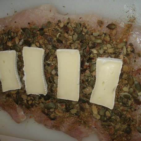 Krok 2 - Rolada z indyka z nadzieniem z serka Brie i pestek dyni foto