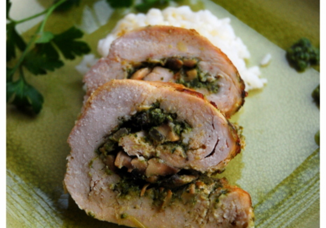 Rolada z indyka z pesto pietruszkowym i pieczarkami foto