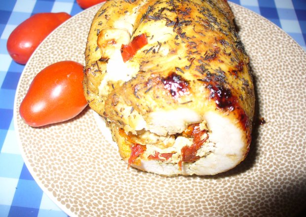 Fotografia przedstawiająca Rolada z indyka z pomidorkami suszonymi