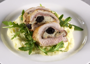 Jak zrobić roladę z indyka ze śliwkami i migdałami? foto