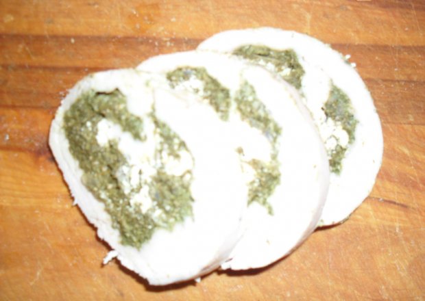 Fotografia przedstawiająca rolada z indyka ze szpinakiem i fetą