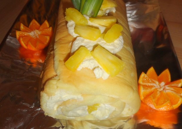 Fotografia przedstawiająca Rolada z kremem pomarańczowym z ananasem
