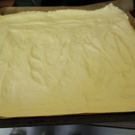 Krok 2 - Rolada z kremem z mascarpone i białej czekolady, malinami i amarettini foto