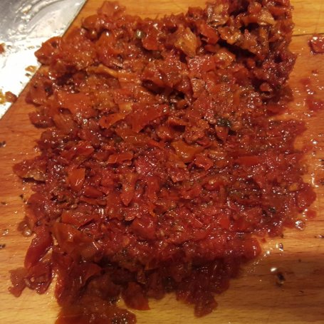 Krok 2 - Rolada z kurczaka faszerowana suszonymi pomidorami i kaparami owinięta szynką parmeńską podana na rukoli z winno-maślanym sosem foto