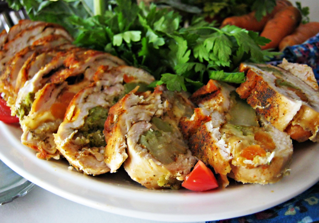 Rolada z kurczaka z serowo – warzywnym środkiem foto