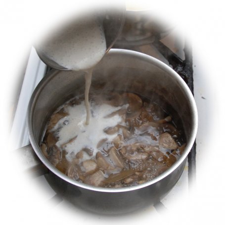 Krok 8 - Rolada z łopatki mielonej z sosem pieczarkowym foto